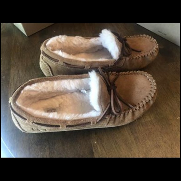 Girls Ugg Dakota Slipper - Picture 1 of 4